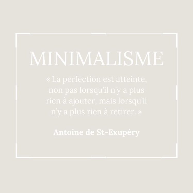 Texte sur fond clair : "MINIMALISME" suivi d'une citation d'Antoine de Saint-Exupéry.